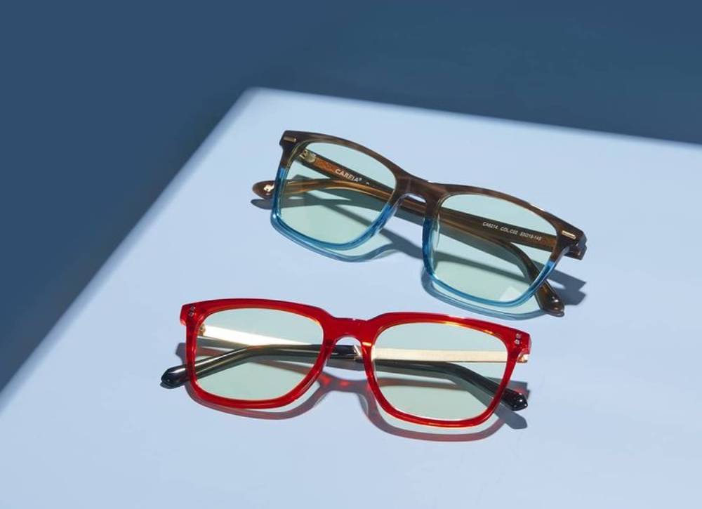 do reading glasses hurt your eyes