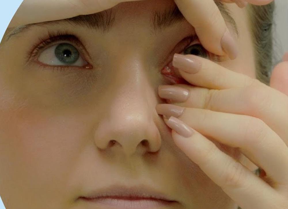 How to use contact lens correctly?