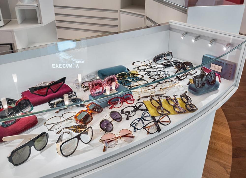 What are the characteristics of Physical eyewear stores KoalaEye Opt