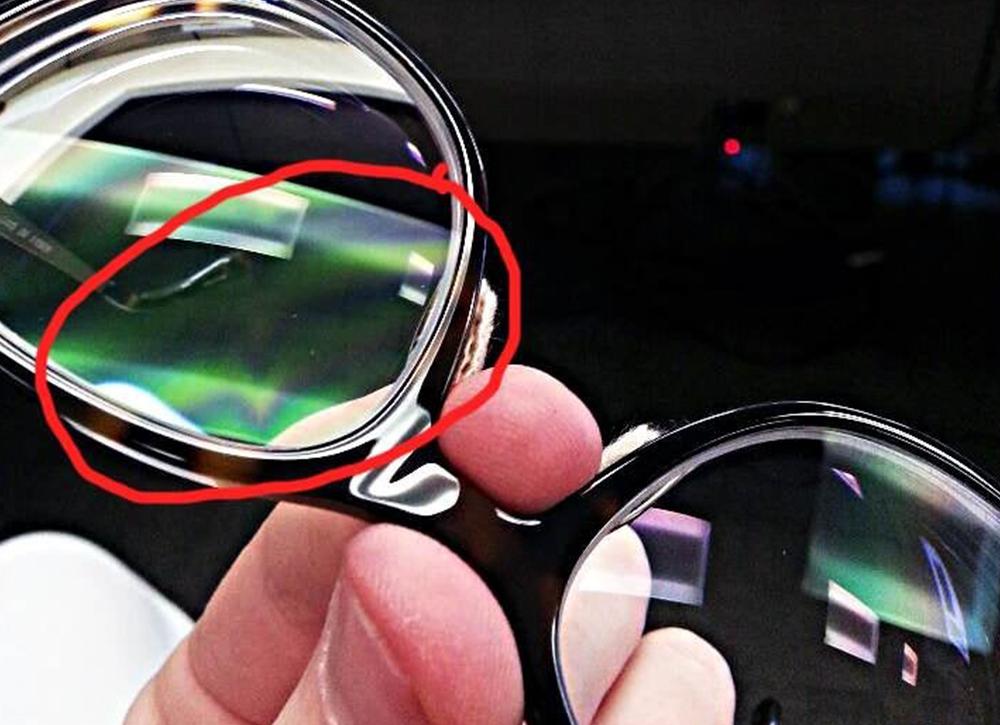 What are the strange phenomena when wearing a polarizer?