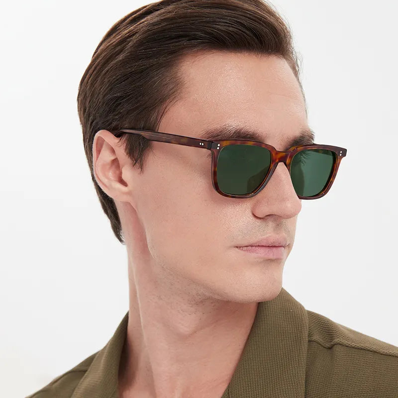 brown-tortoise-frame-with-green-lenses-wayfarer-sunglasses-carfia-sun-glasses-polarised-men-glasses-lifestyle